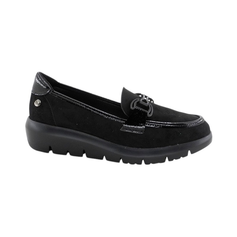 Amarpies. Mocasín Confort Negro Con Adorno