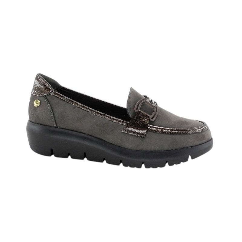 Amarpies. Mocasín Confort Taupe Con Adorno