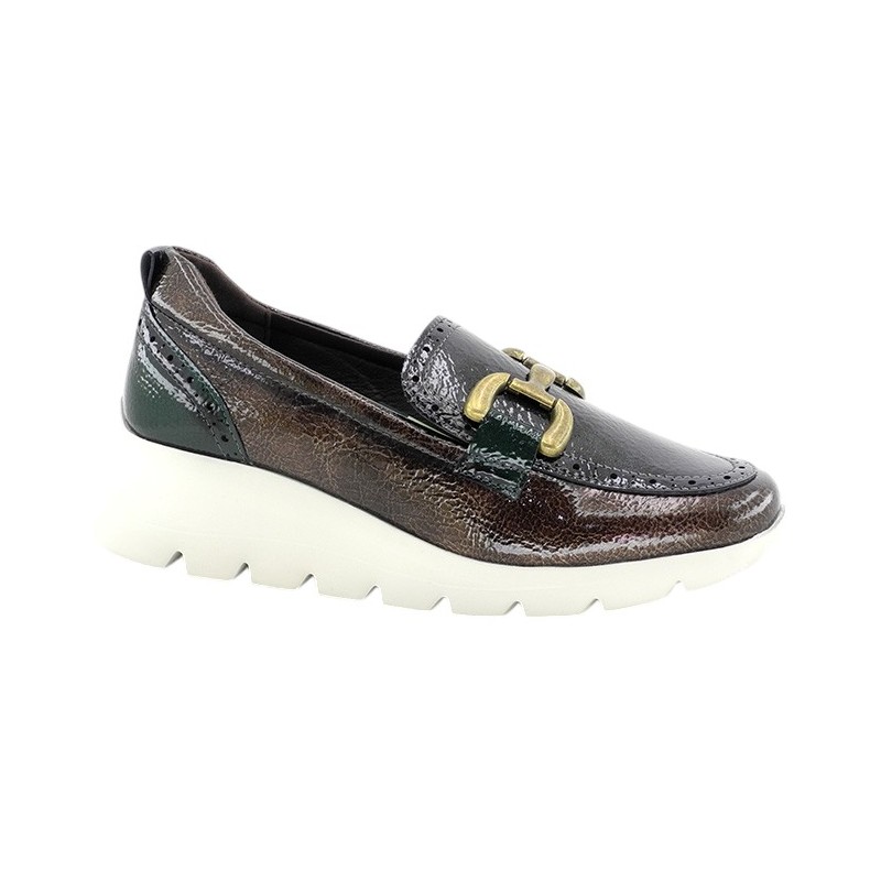 Amarpies. Mocasín Confort Taupe Con Adorno