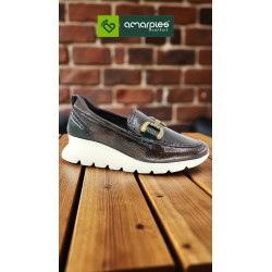 Amarpies. Mocasín Confort Taupe Con Adorno