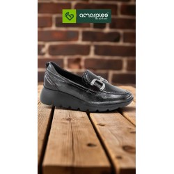 Amarpies. Mocasín Confort Negro Con Adorno