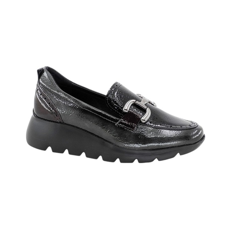 Amarpies. Mocasín Confort Taupe Con Adorno