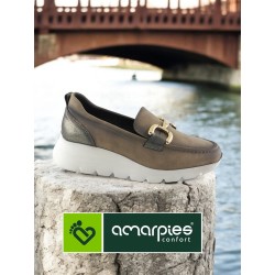 Amarpies. Mocasín Confort Taupe Con Adorno