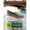 Amarpies. Mocasín Confort Taupe Con Adorno