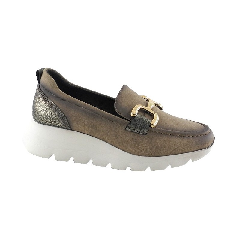 Amarpies. Mocasín Confort Taupe Con Adorno