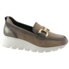 Amarpies. Mocasín Confort Taupe Con Adorno